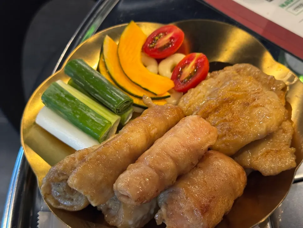 Table set with ordered makchang