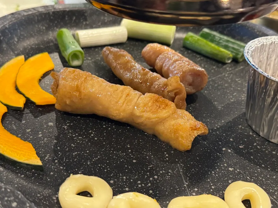 Pre-grilled yeon makchang on the grill