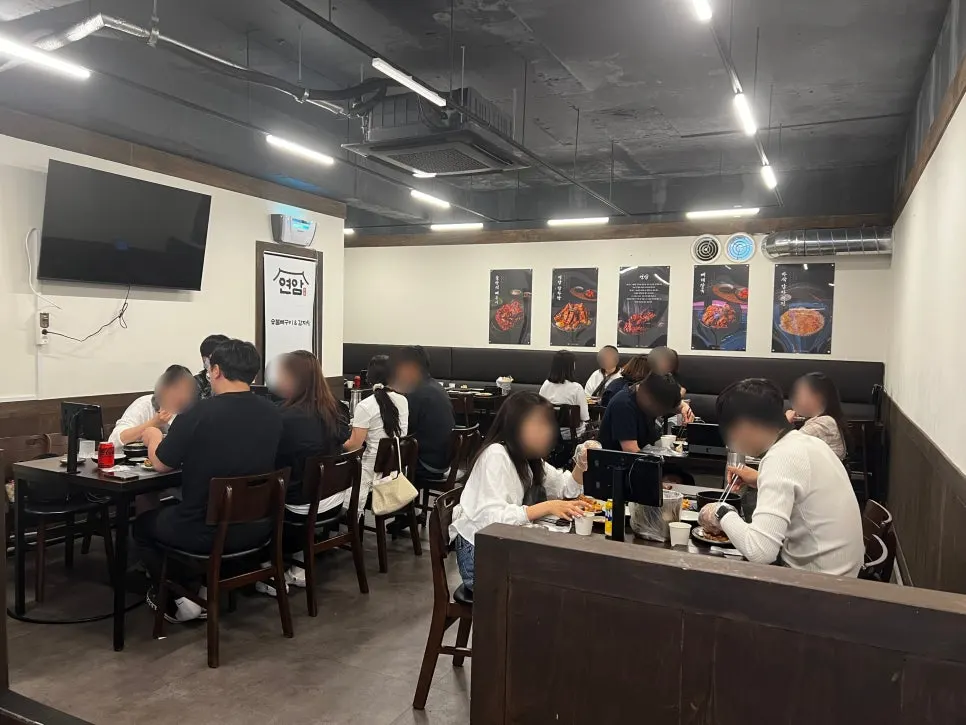 손님으로 찬 매장 내부 테이블 좌석