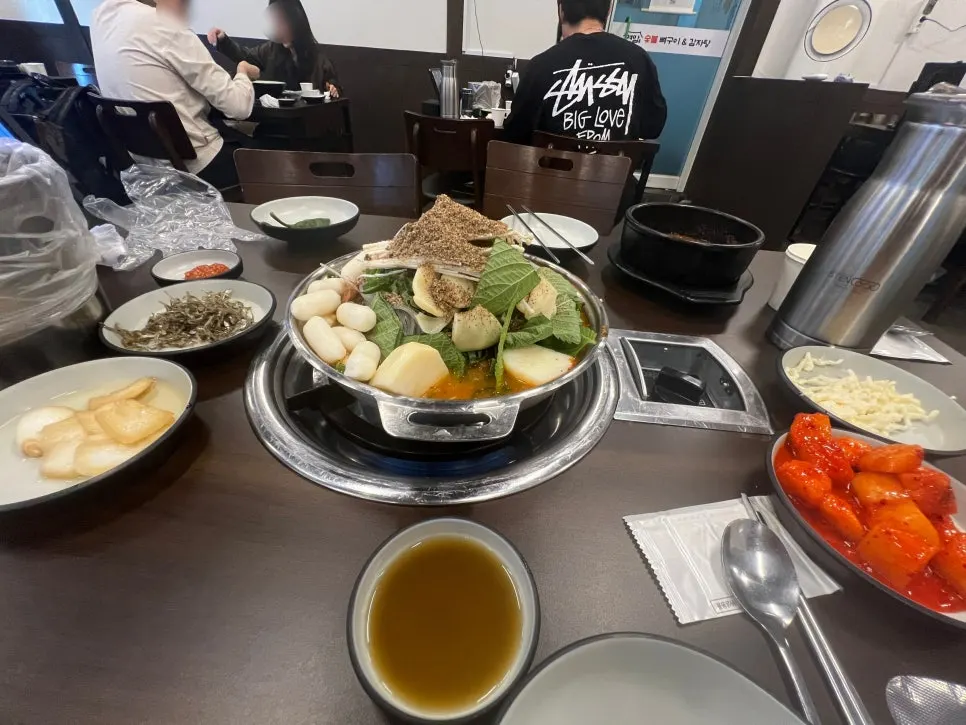 주문한 감자탕이 올려진 테이블