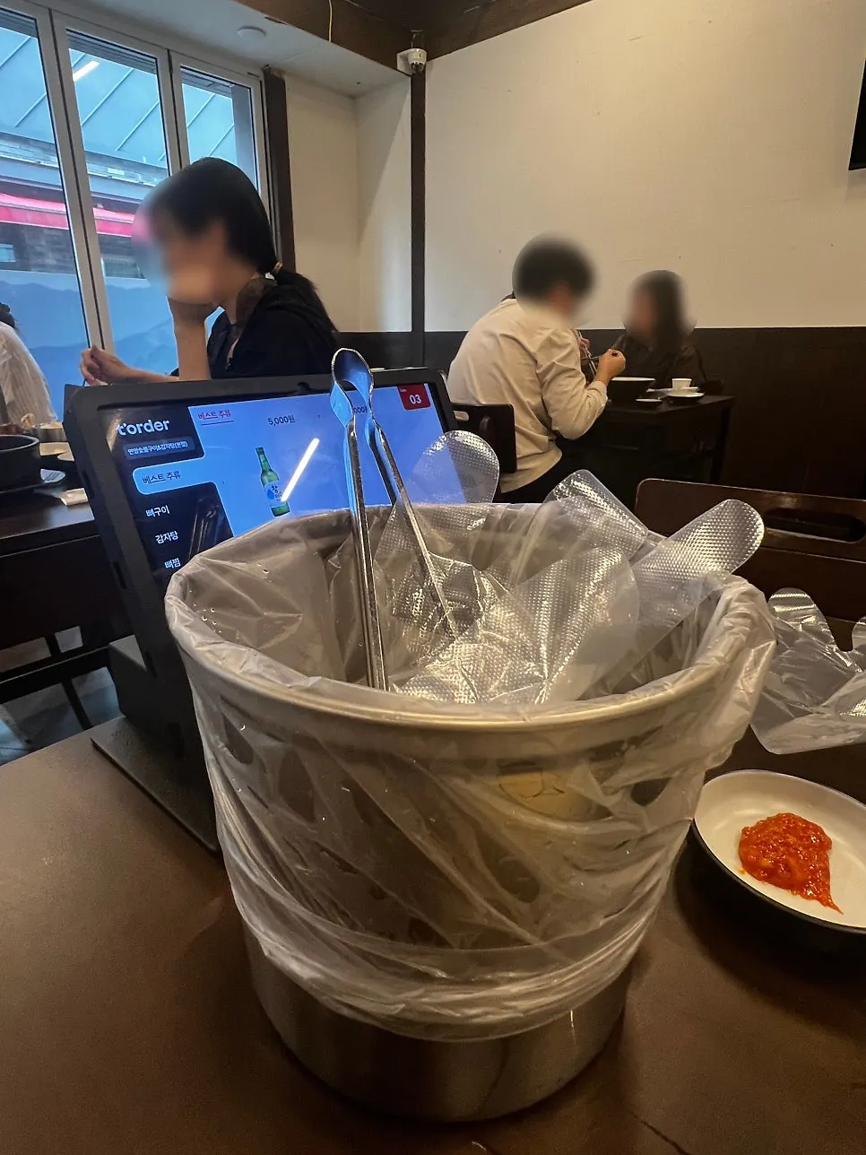 세로로 담긴 감자탕 냄비 모습