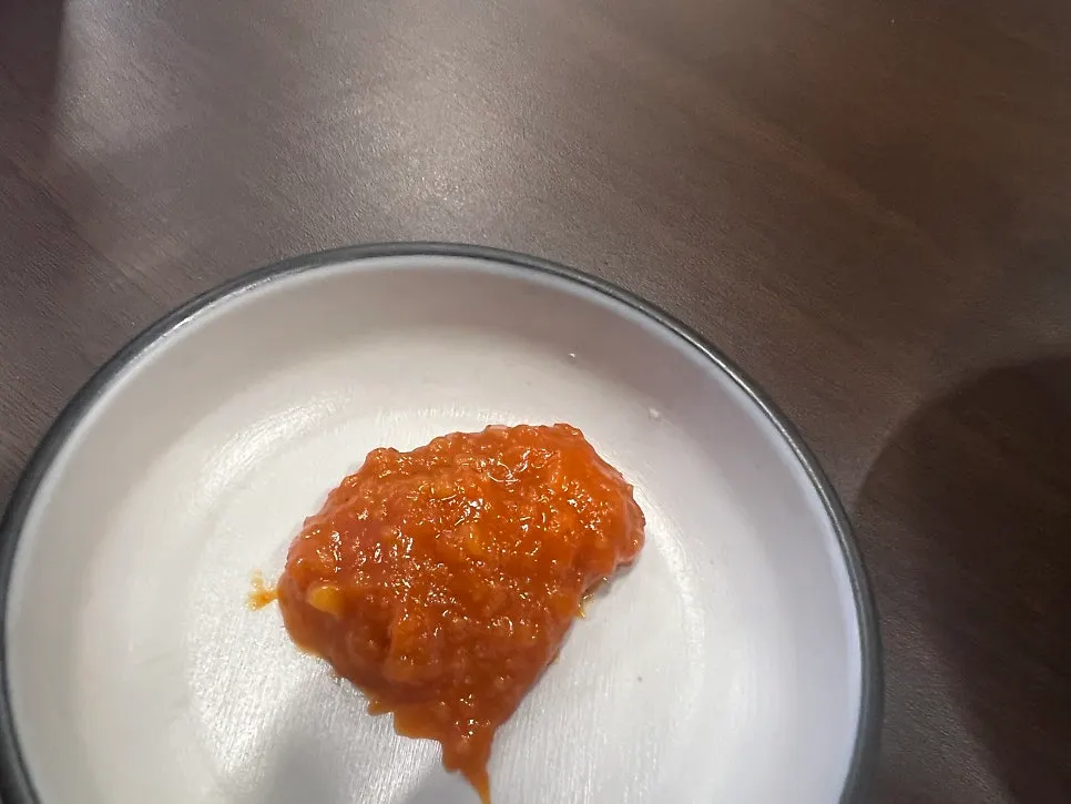 잔멸치볶음과 양파절임 등 기본 반찬