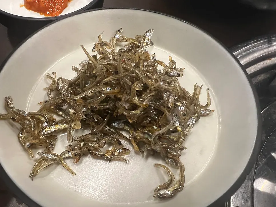 깍두기와 마요샐러드 반찬 접시