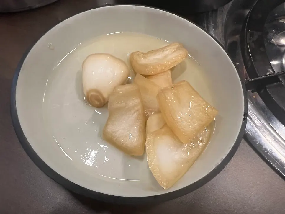 쌈장과 고추가 담긴 반찬 접시