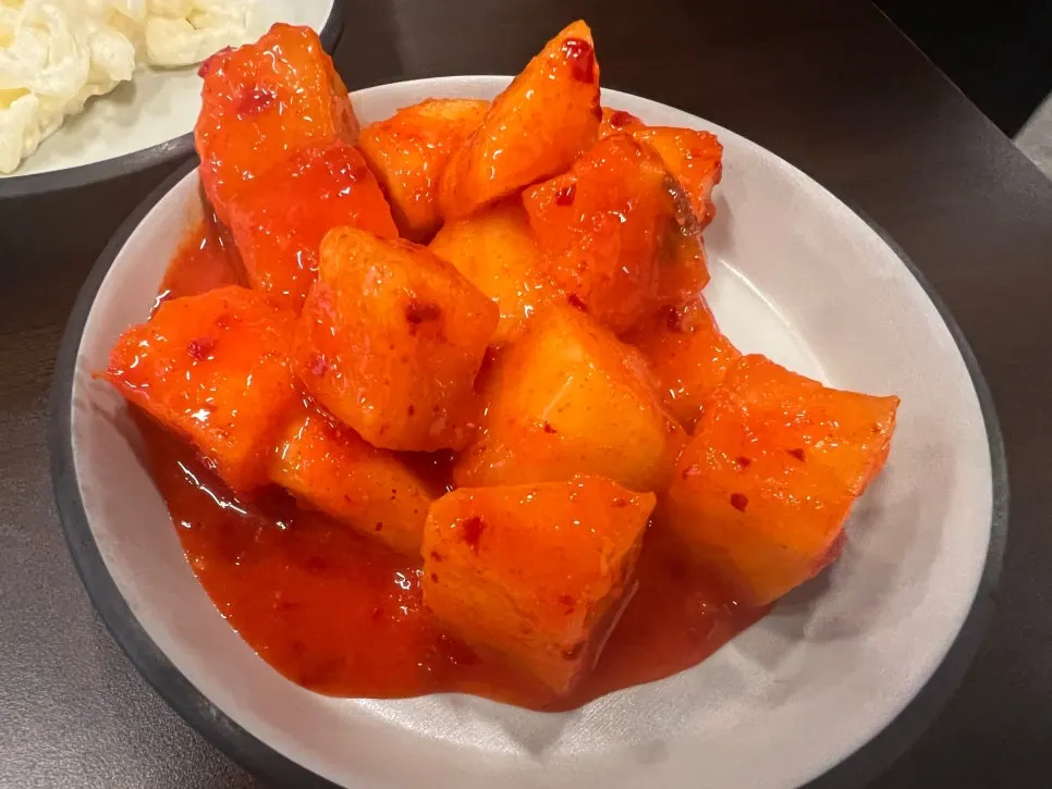 감자탕과 함께 차려진 반찬 전체 상