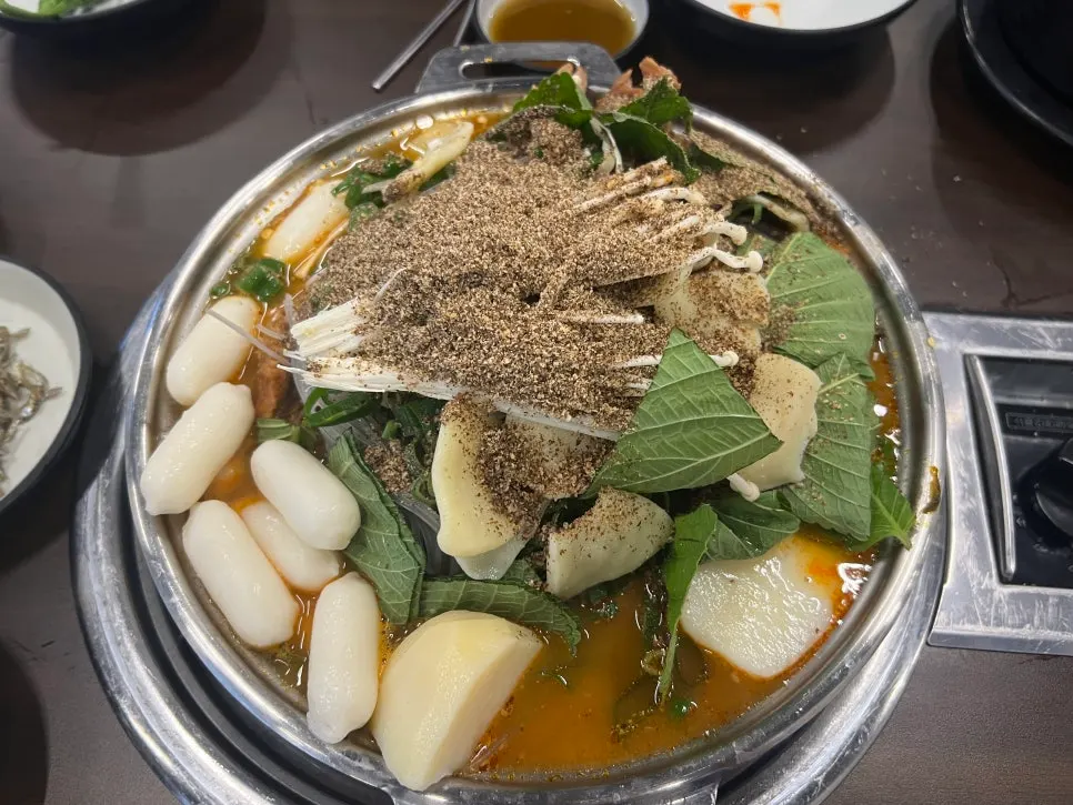 끓고 있는 감자탕 냄비 속 재료