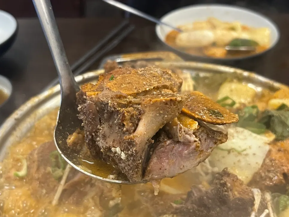 냄비 아래에서 나온 푸짐한 살코기