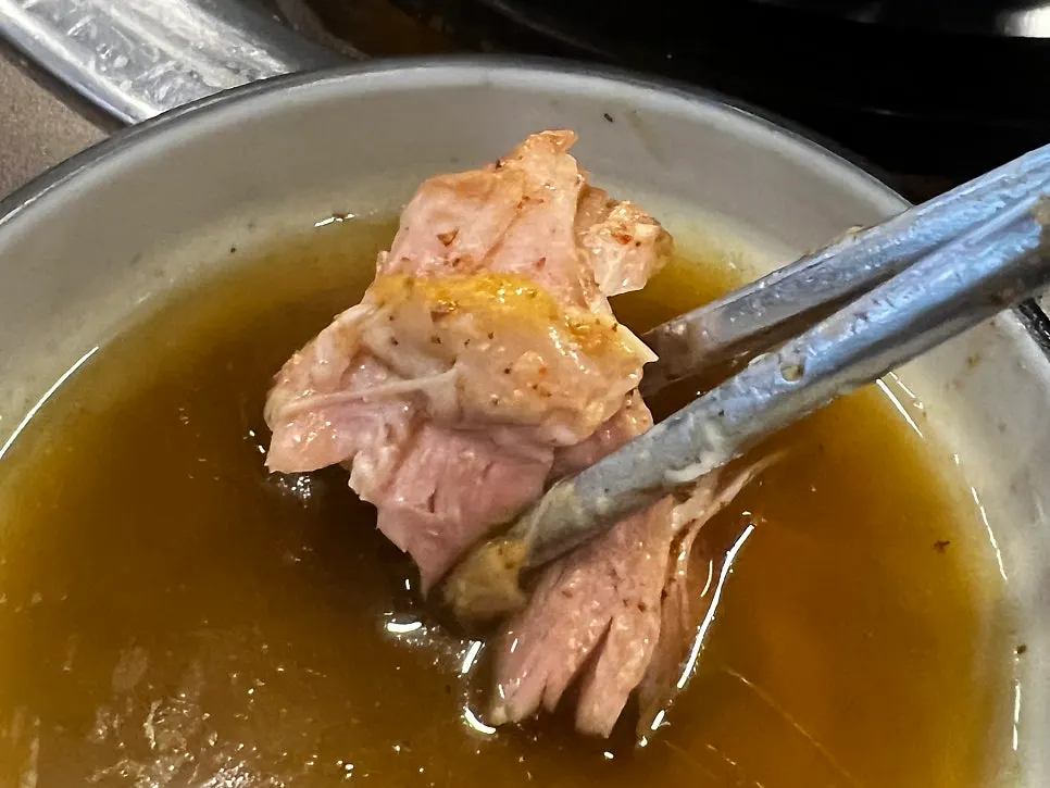 살이 많이 붙은 감자탕 뼈 한 조각