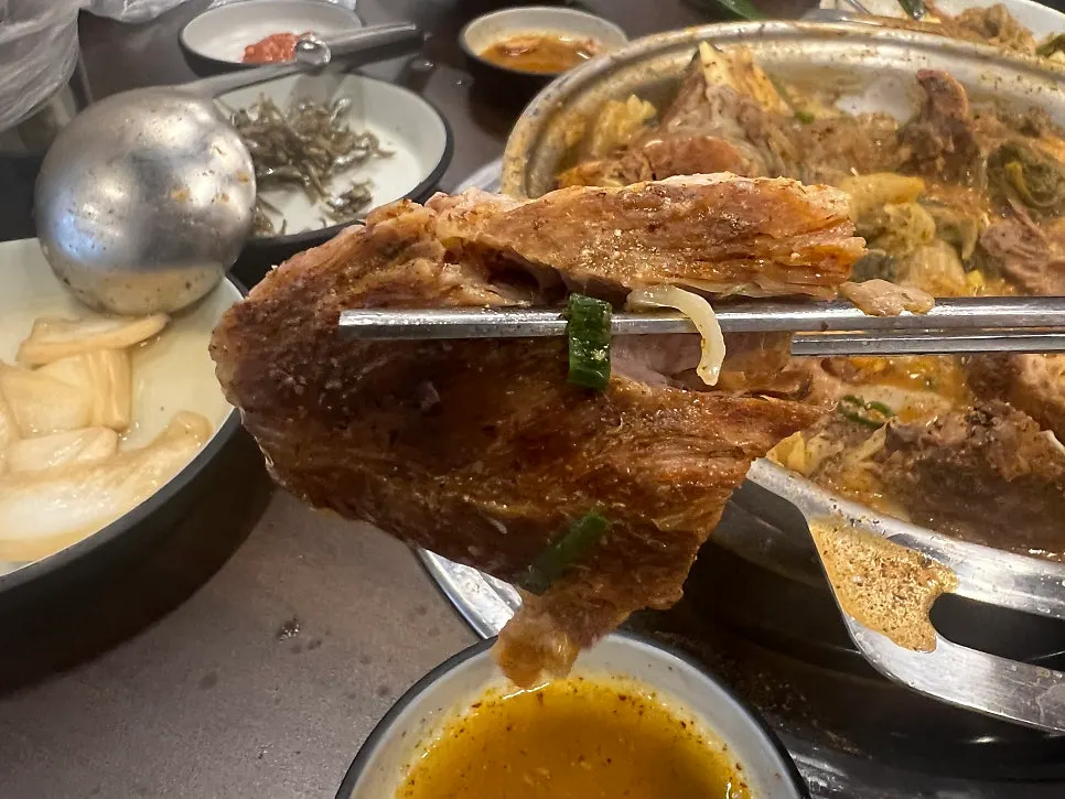 마무리 단계의 감자탕 냄비