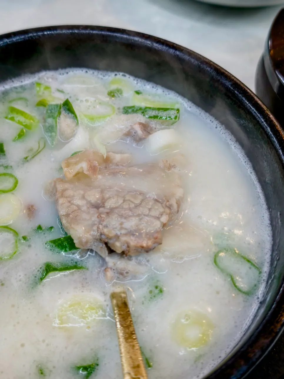 大きめの器にたっぷり盛られたご飯