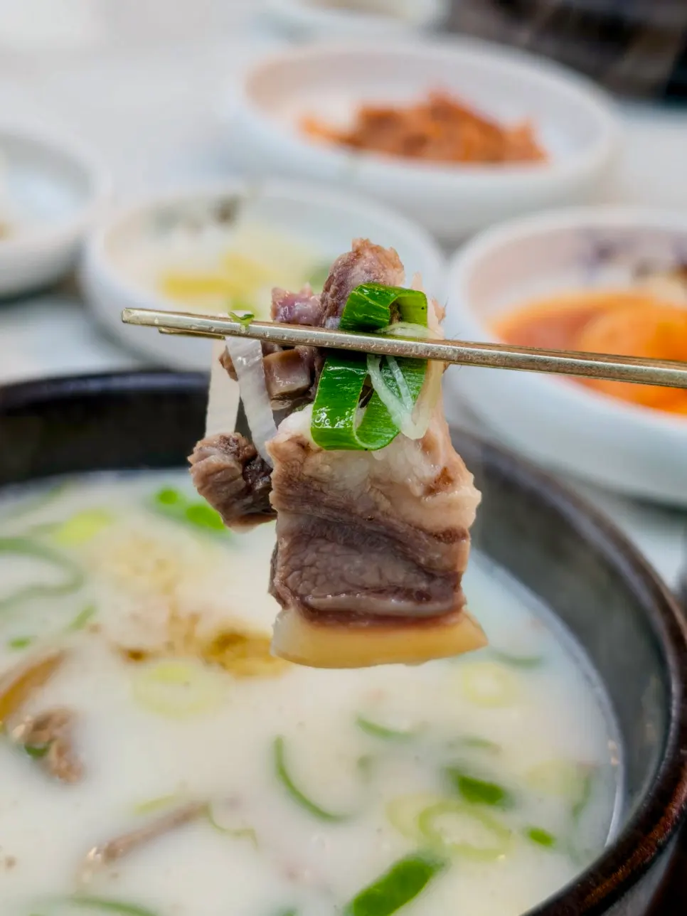 スプーンですくい上げたソモリクッパの肉