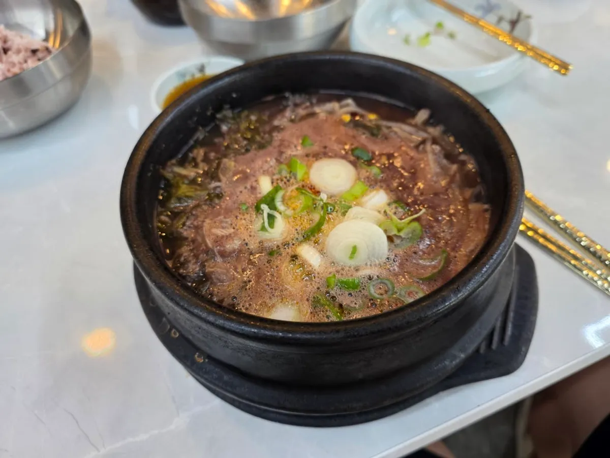 A full spread of haejangguk at 24-Hour Sopuri Yangpyeong Haejangguk in Yeonan Pier