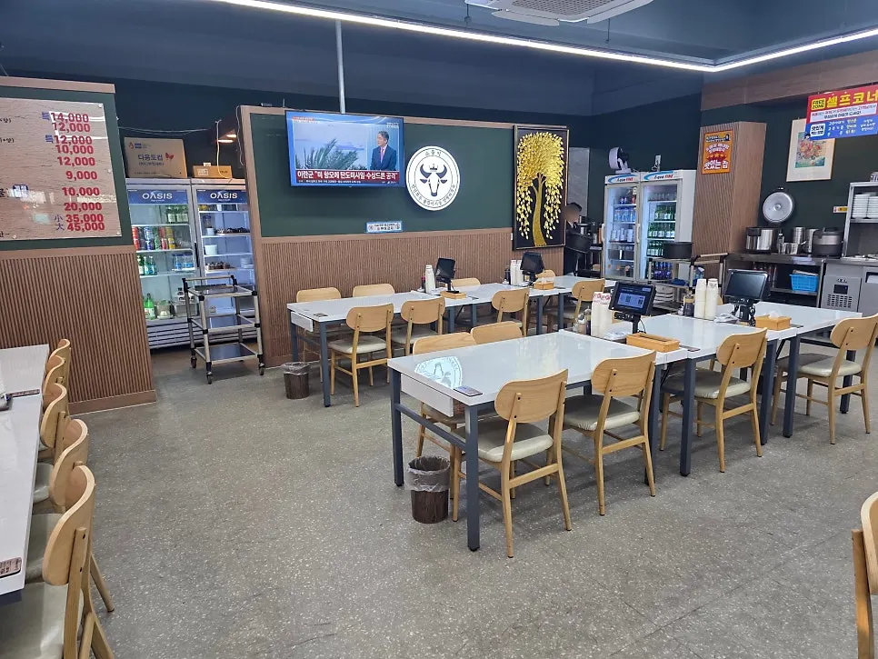 넓고 깔끔한 해장국집 실내 좌석