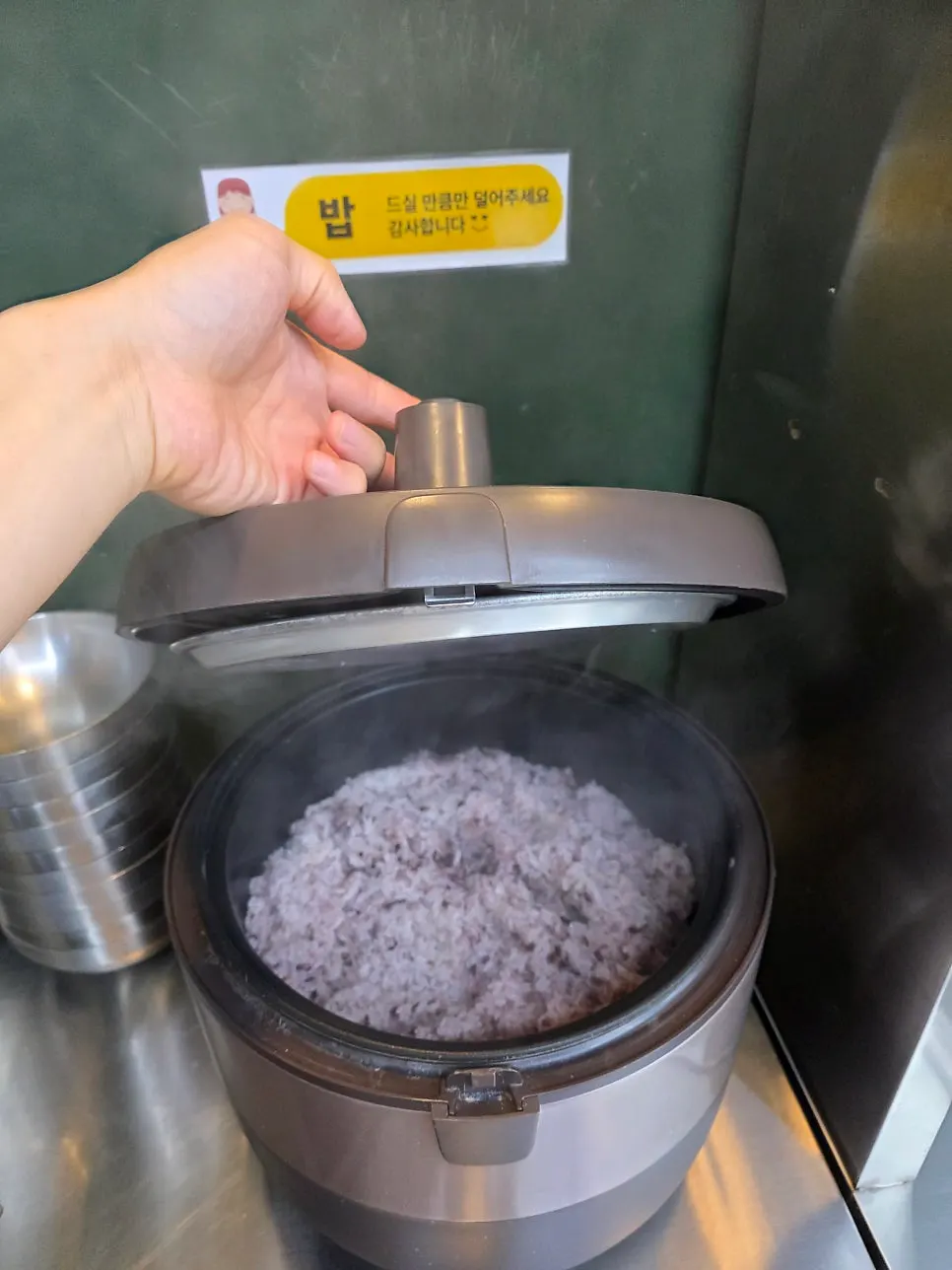 추가 선지와 밥이 준비된 셀프바