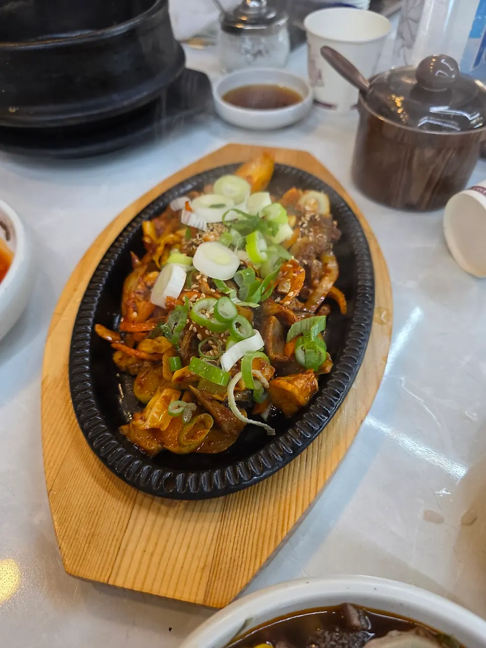 서비스로 제공된 내장 볶음 접시