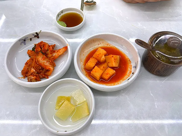 Basic side dishes: napa cabbage kimchi, kkakdugi, radish kimchi, wasabi soy sauce