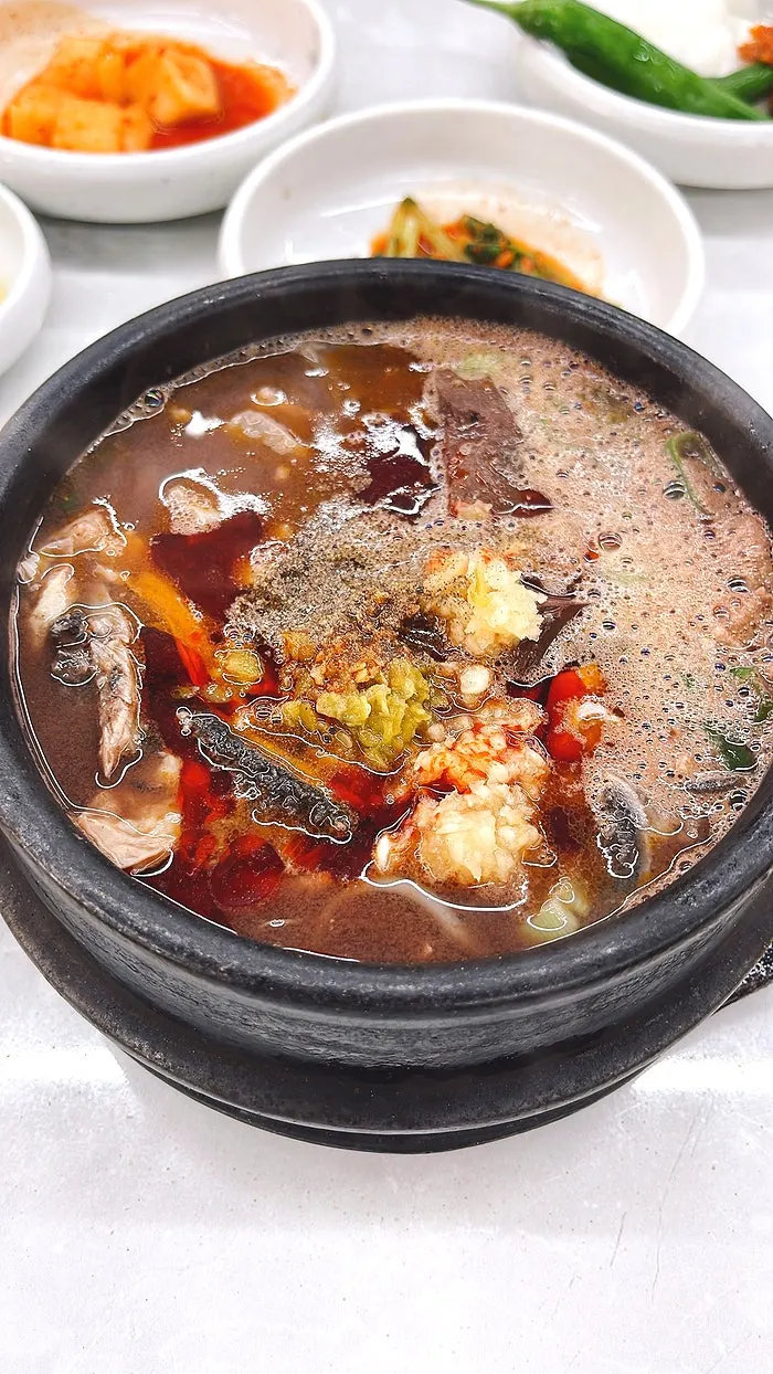 Bubbling hot stone pot of Korean beef innards yangpyeong haenaetang