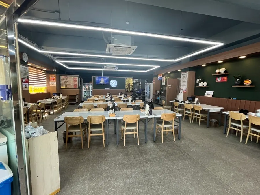 깔끔하게 정돈된 매장 전면 입구