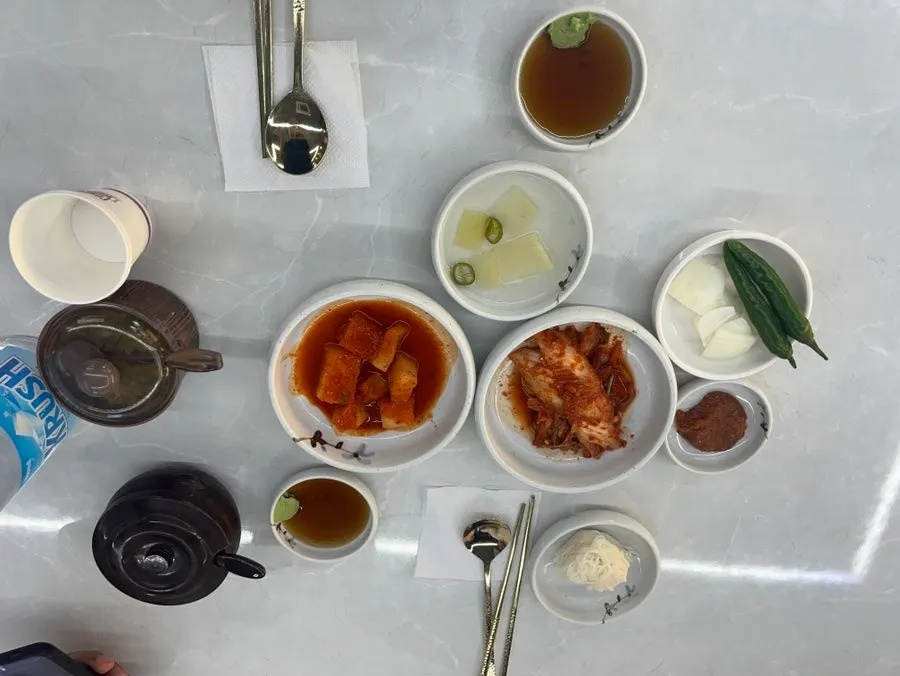 깍두기와 김치가 놓인 국밥 상차림