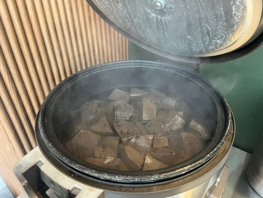 리필해 담아온 탱글탱글한 선지