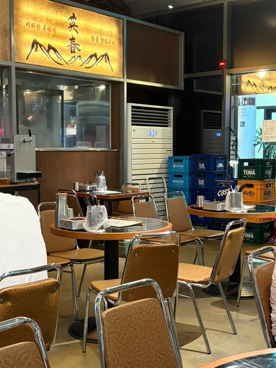 Yeongchun Galbi's interior with many tables