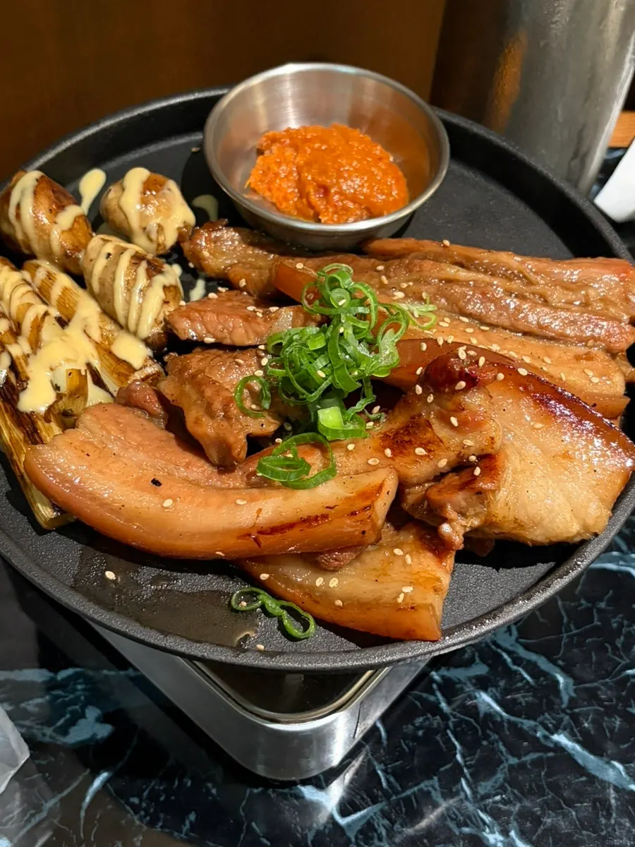 Table setting with the black pork charcoal seasoned BBQ platter, 500g