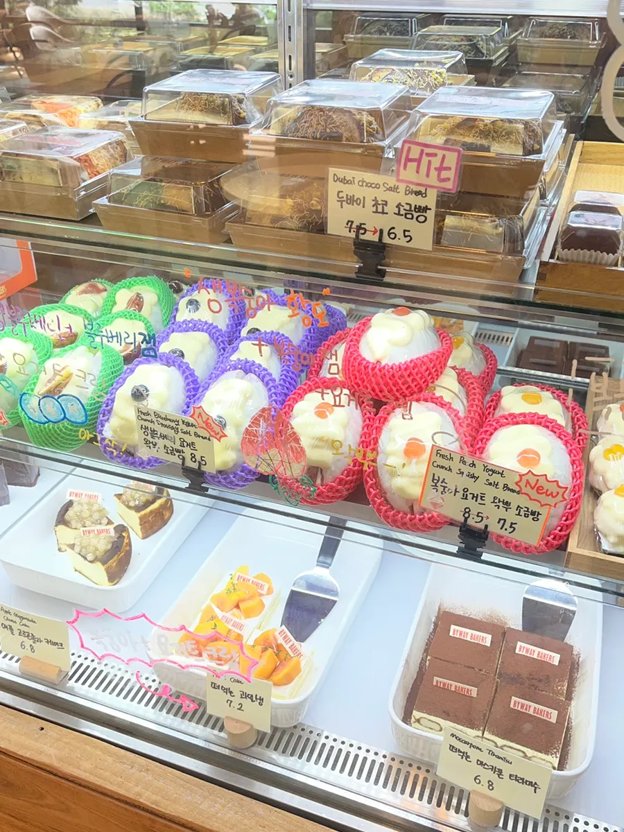 Wakku salt bread display case