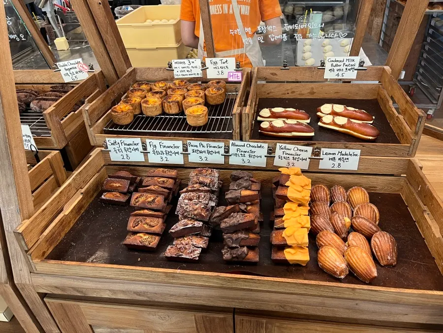 Financiers and egg tarts at BYWAY BAKERS near Yeongdeungpo-gu Office