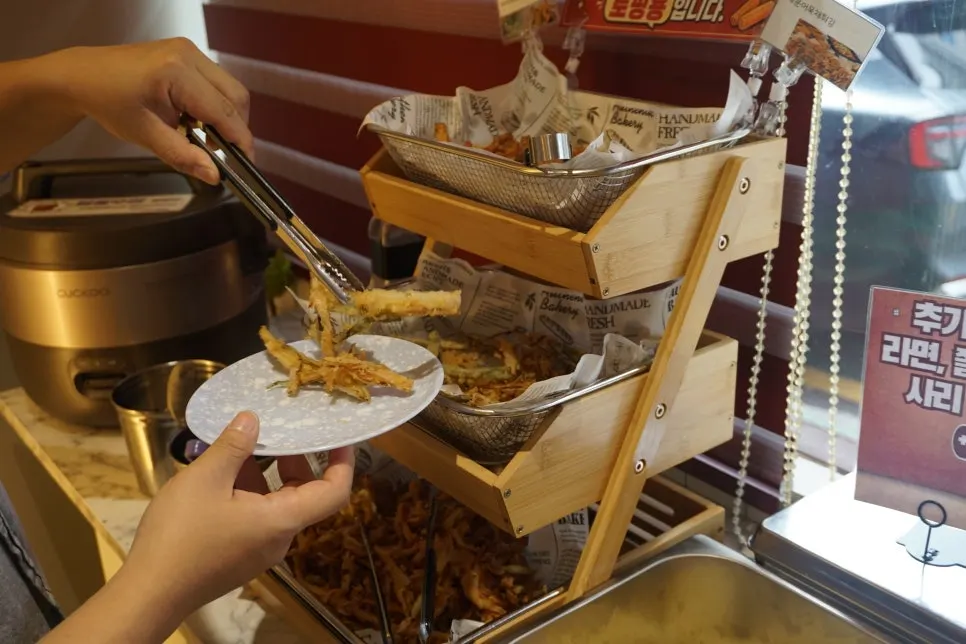 Self-service bar bahan tambahan dan aneka gorengan