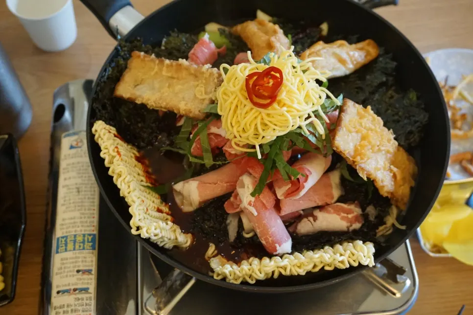 Setelan meja dasar untuk tteokbokki instan