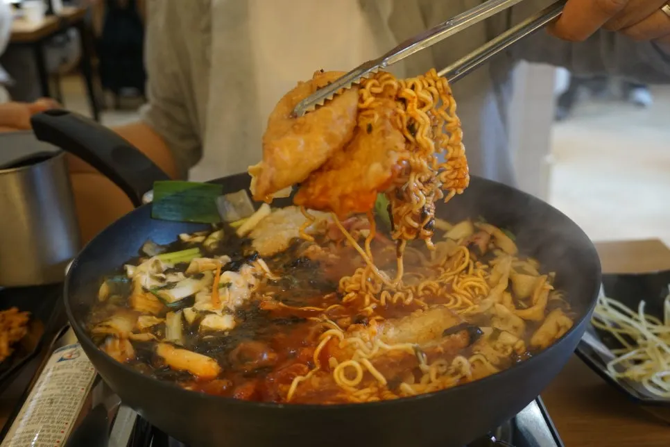 Tteokbokki dengan perpaduan gim batu dan brisket