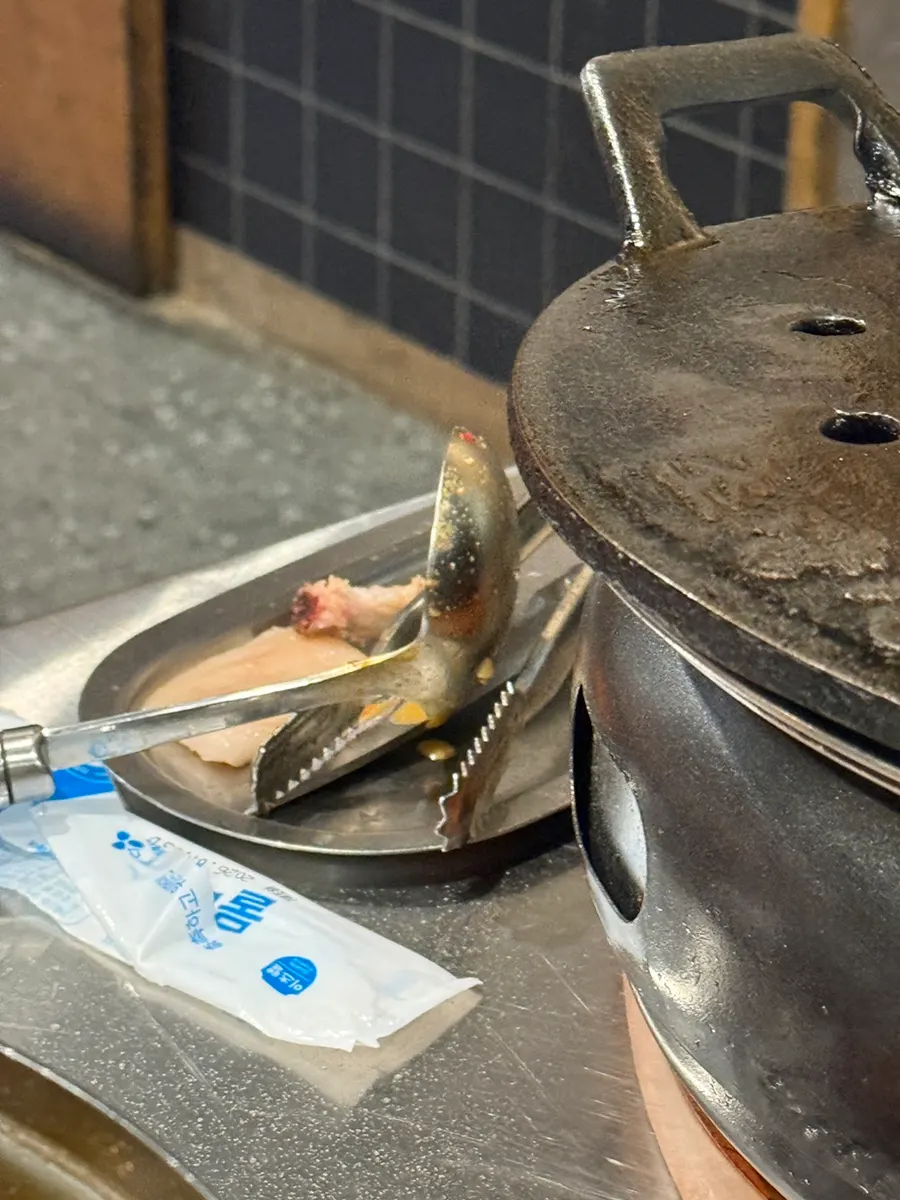 BBQ grilling using table-specific tongs and scissors