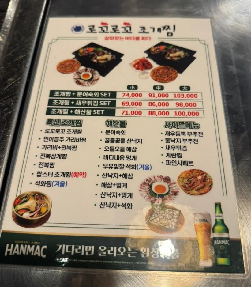 매장 내부 소파 테이블과 중앙 테이블