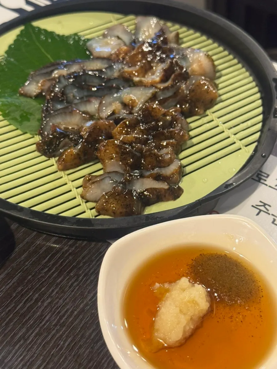 뚜껑을 덮어 제공된 조개찜