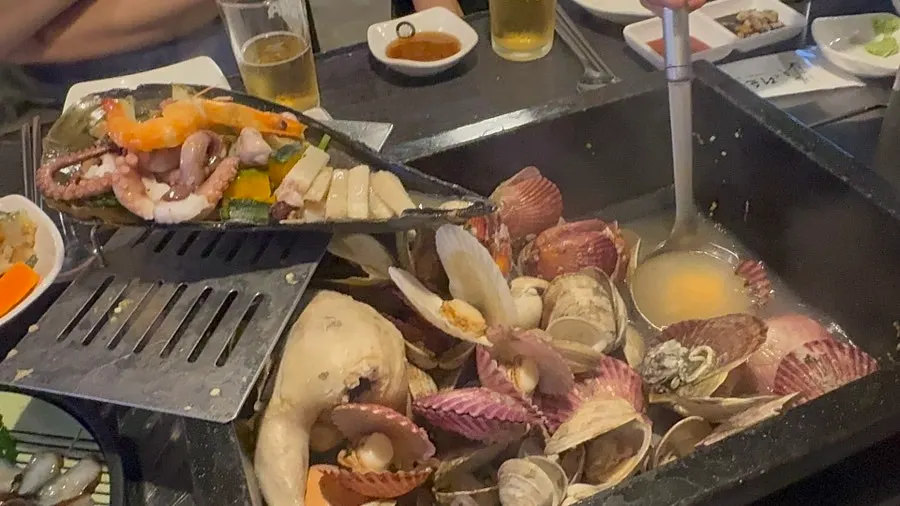 직원이 손질한 키조개와 해산물