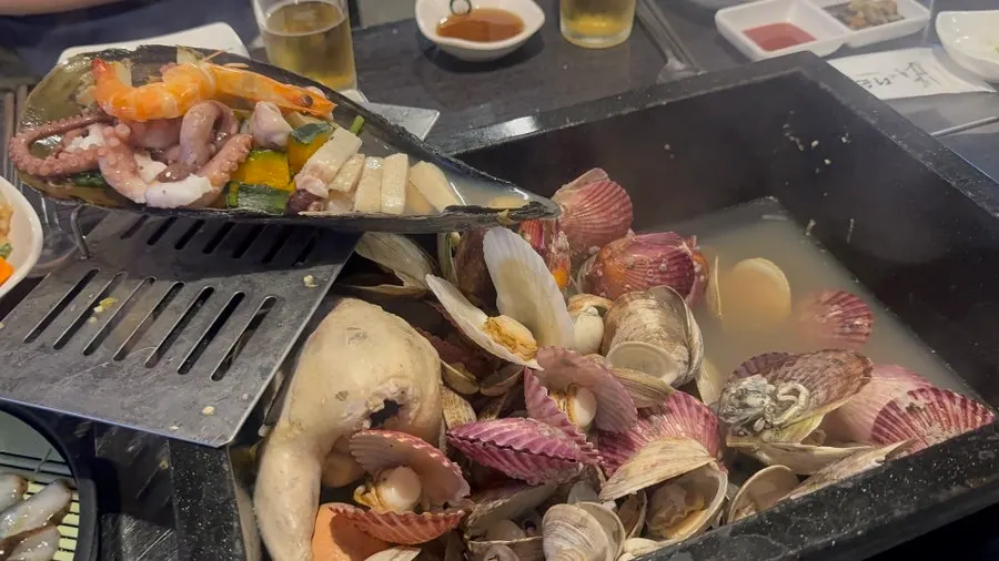 육수를 부은 손질 조개찜
