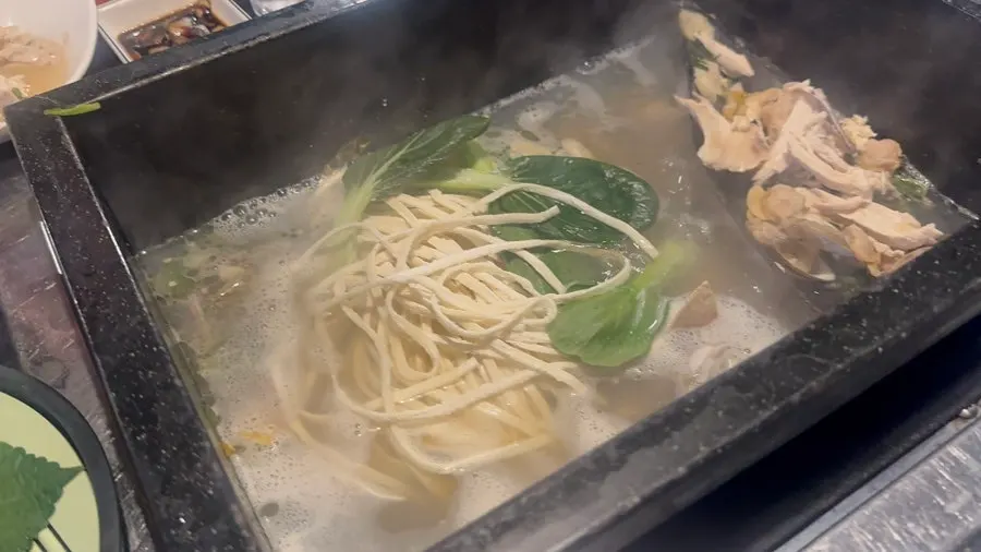남은 조개와 닭 육수에 끓이는 칼국수