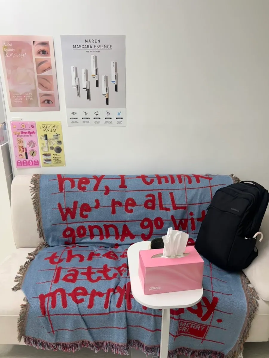 청결하게 정리된 오비트뷰티 공간