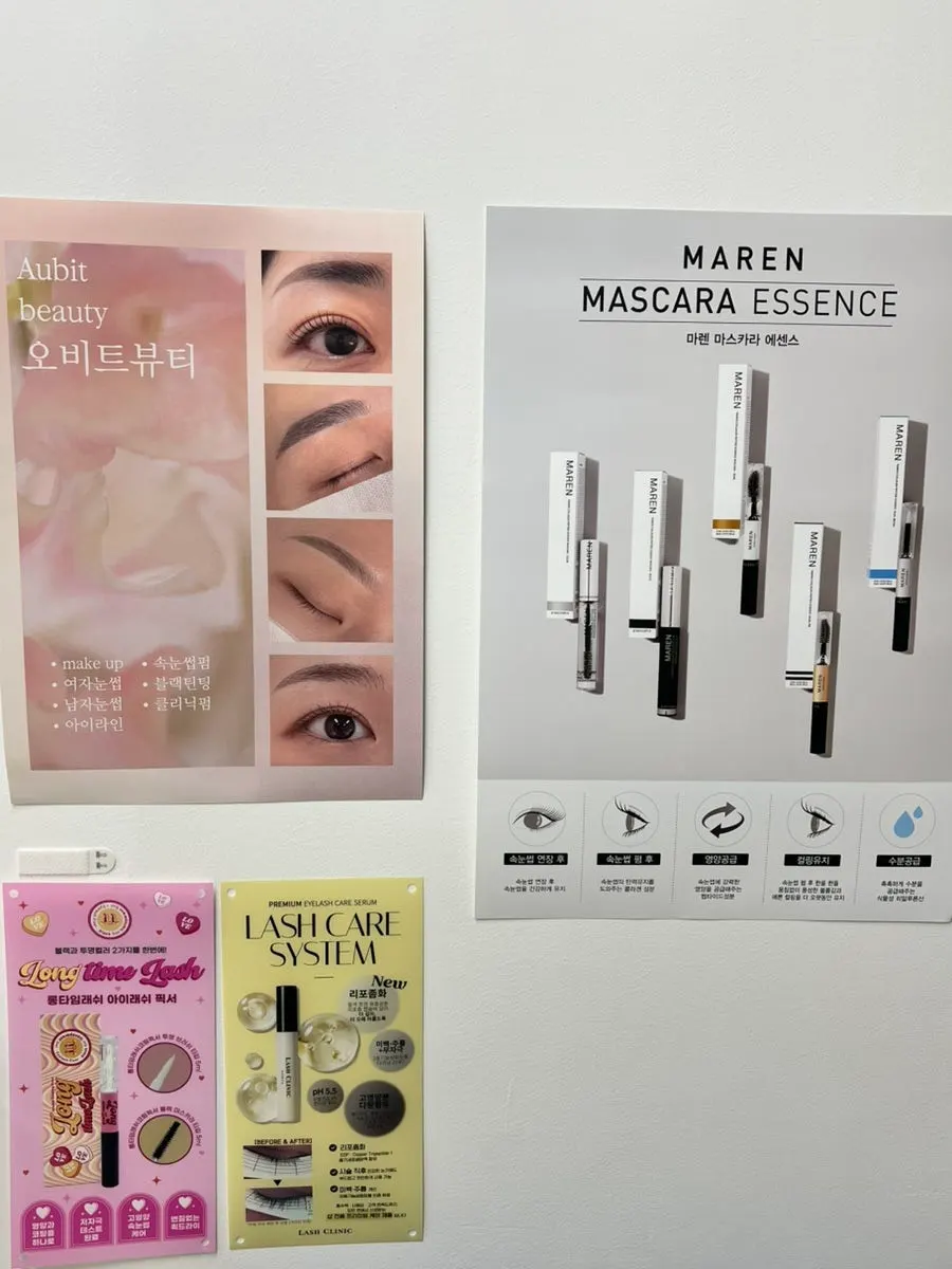 심플하게 꾸며진 오비트뷰티 벽면 포스터