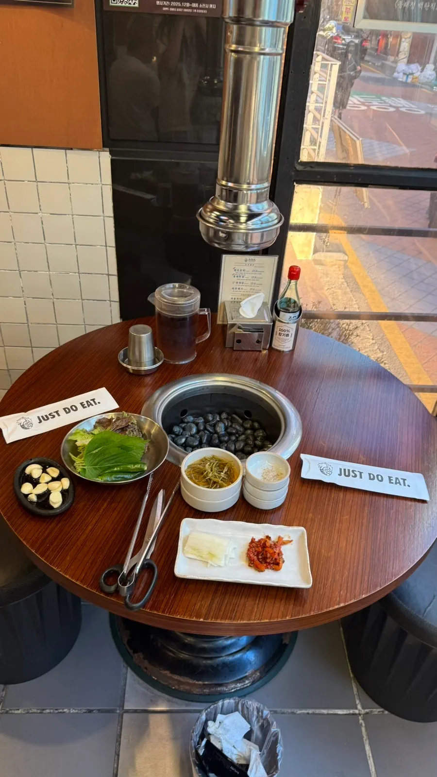 손님이 있는 동래정 본점 내부
