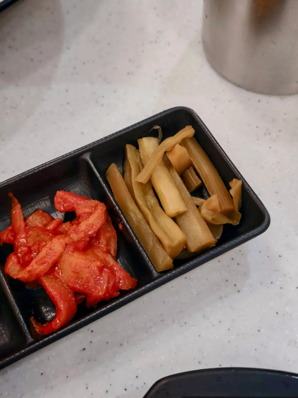 찌개와 국이 포함된 한상 메뉴