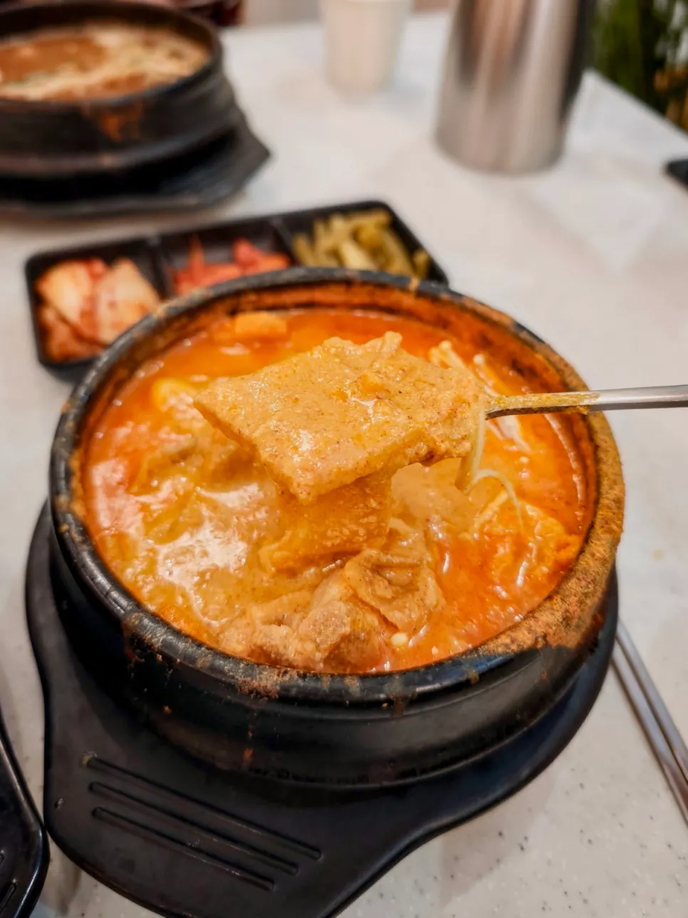 한 숟갈 뜬 꾸덕한 비지찌개