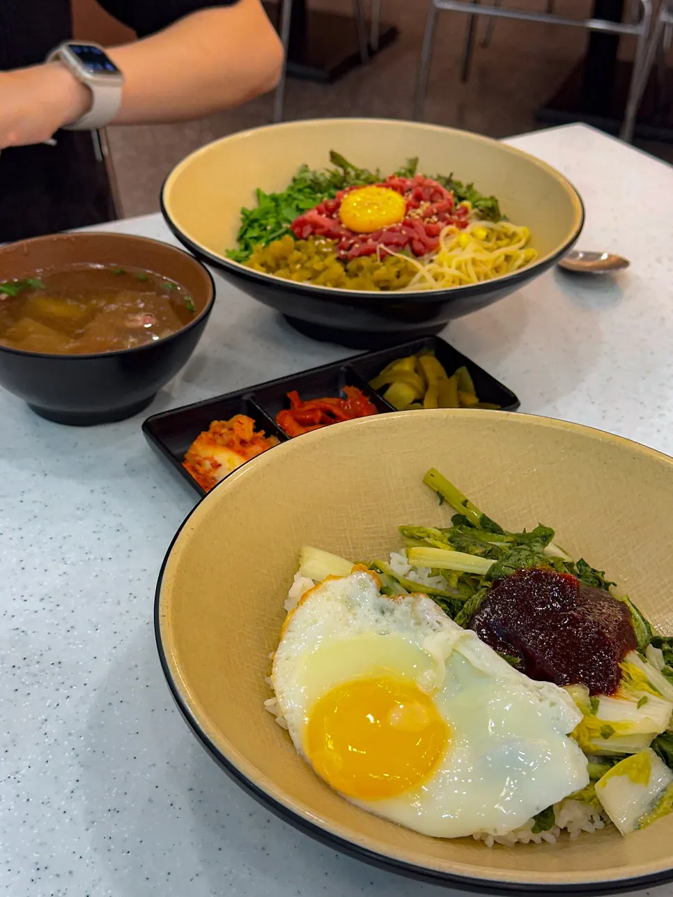 육회비빔밥과 된장찌개 한 상