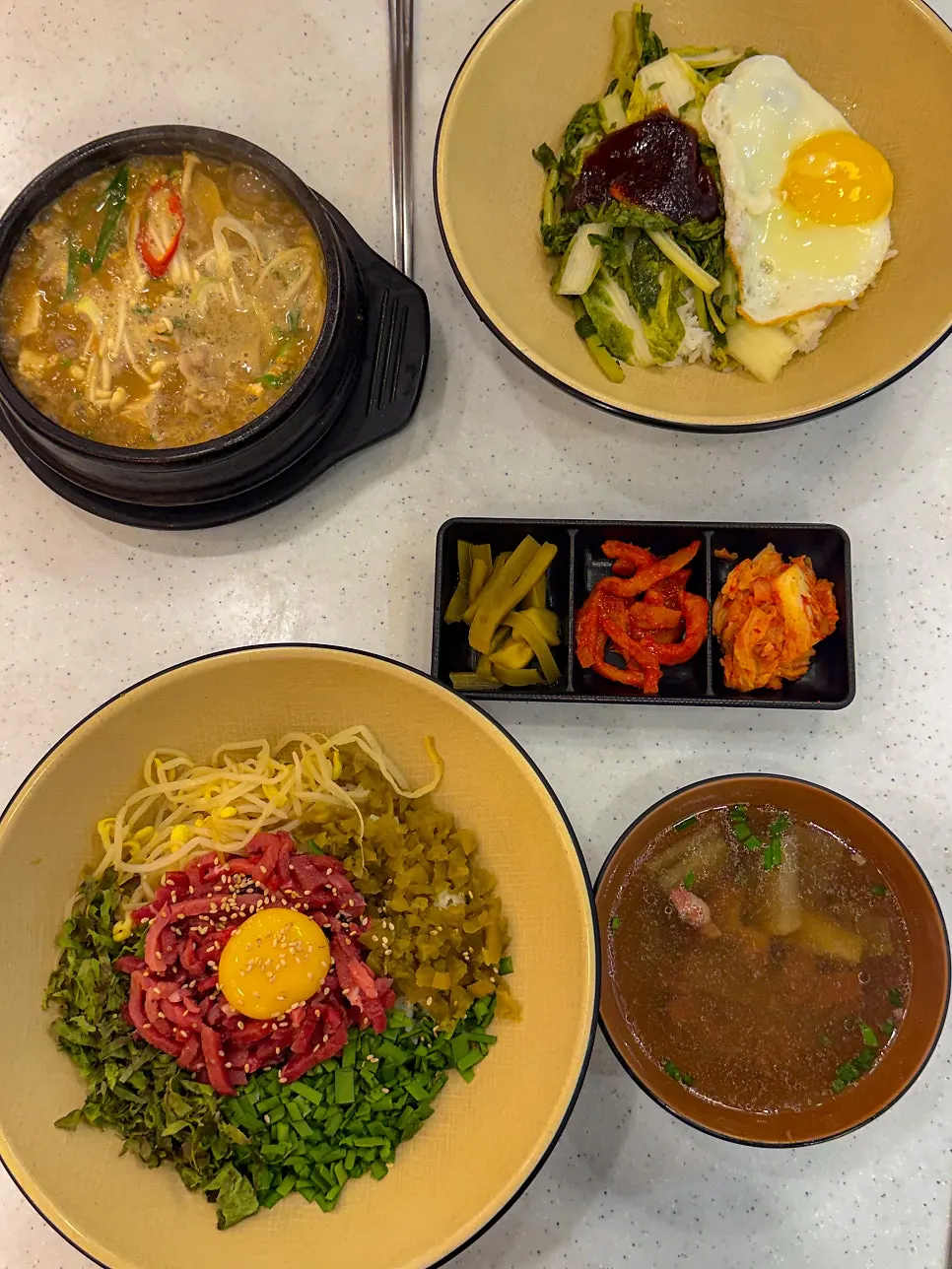 야채가 넉넉한 한식 식사 상차림
