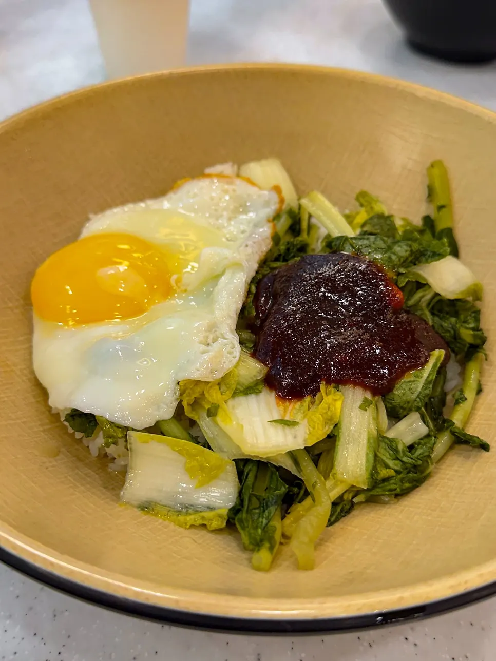 정갈한 육회비빔밥과 찌개 상차림