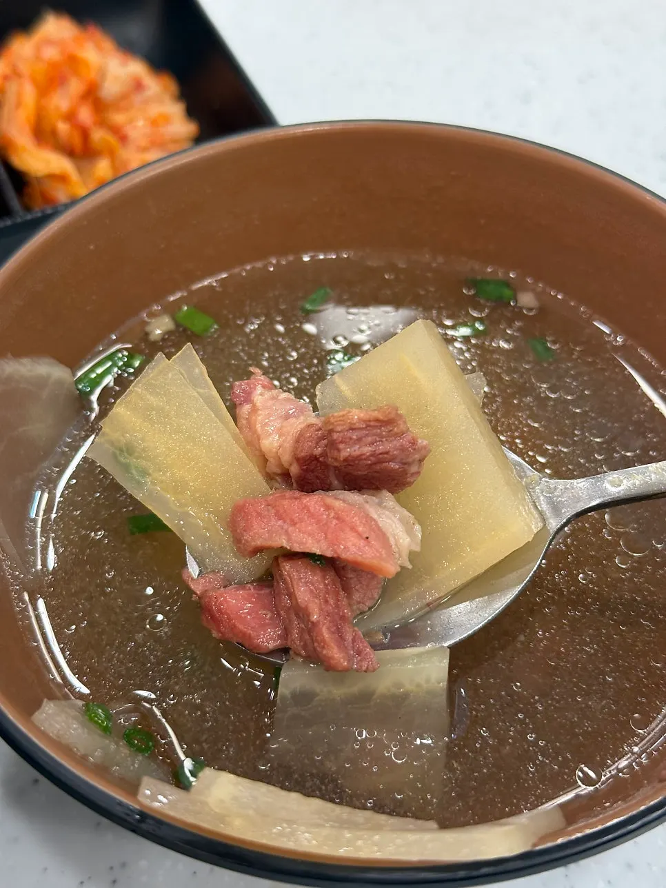 육회비빔밥과 반찬 및 소고기무국