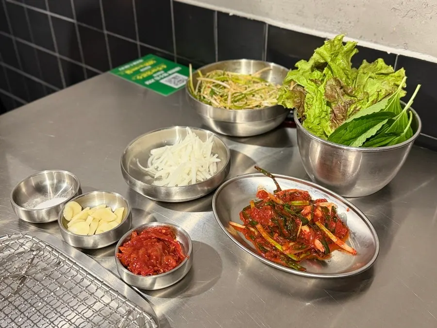 Basic side dishes including green onion kimchi and shredded green onion