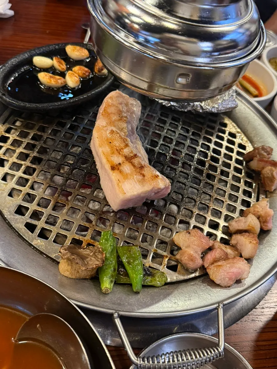직원이 구워 손질한 두툼한 목살