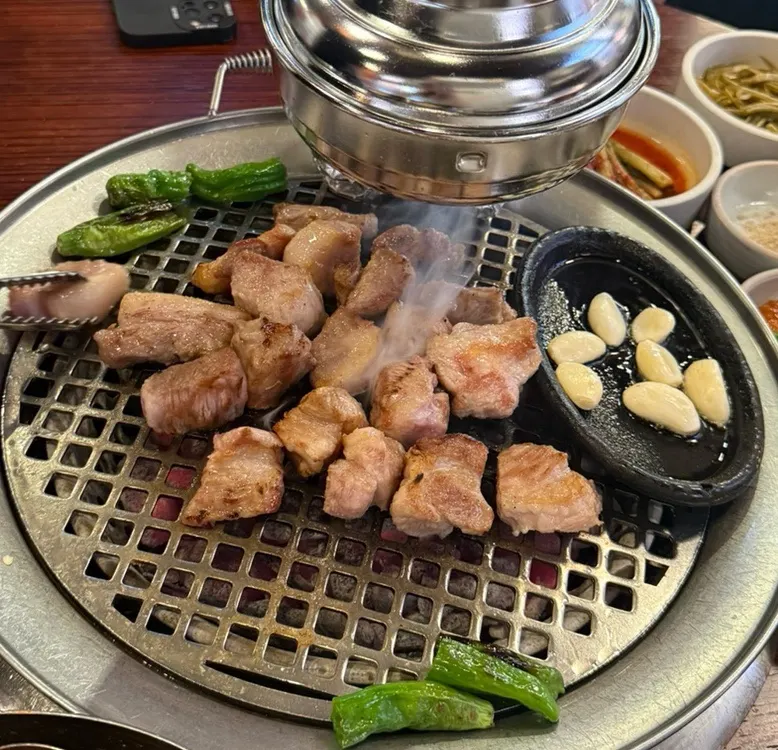 통마늘과 채소를 곁들인 삼겹살