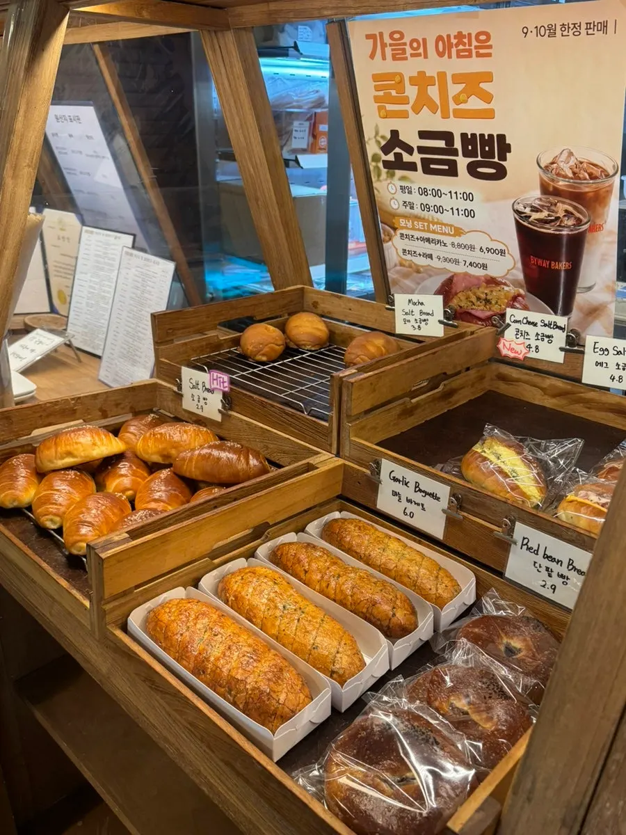 휘낭시에와 디저트가 진열된 쇼케이스